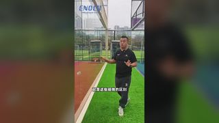 パデルコート工場の構造照明と芝の品質のパノラマとスーパーパノラマの比較